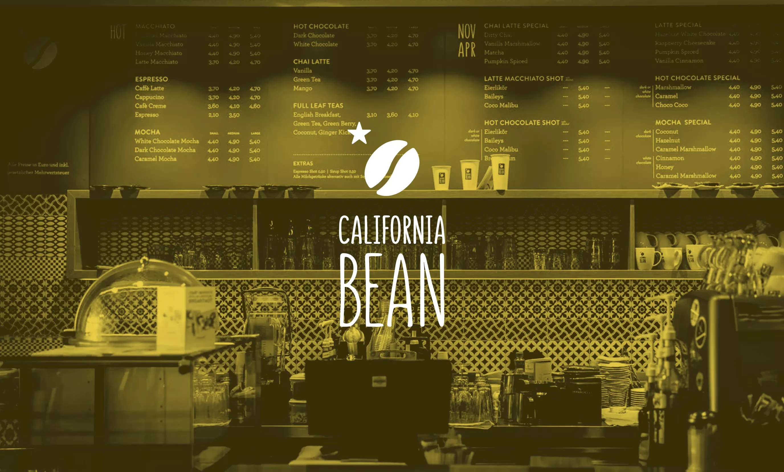 Das California Bean Logo vor der Bar des Cafés