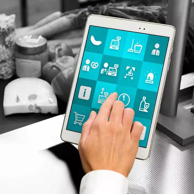 Die ReAct Now App auf einem Tablet im Kassenbereich eines Supermarkts