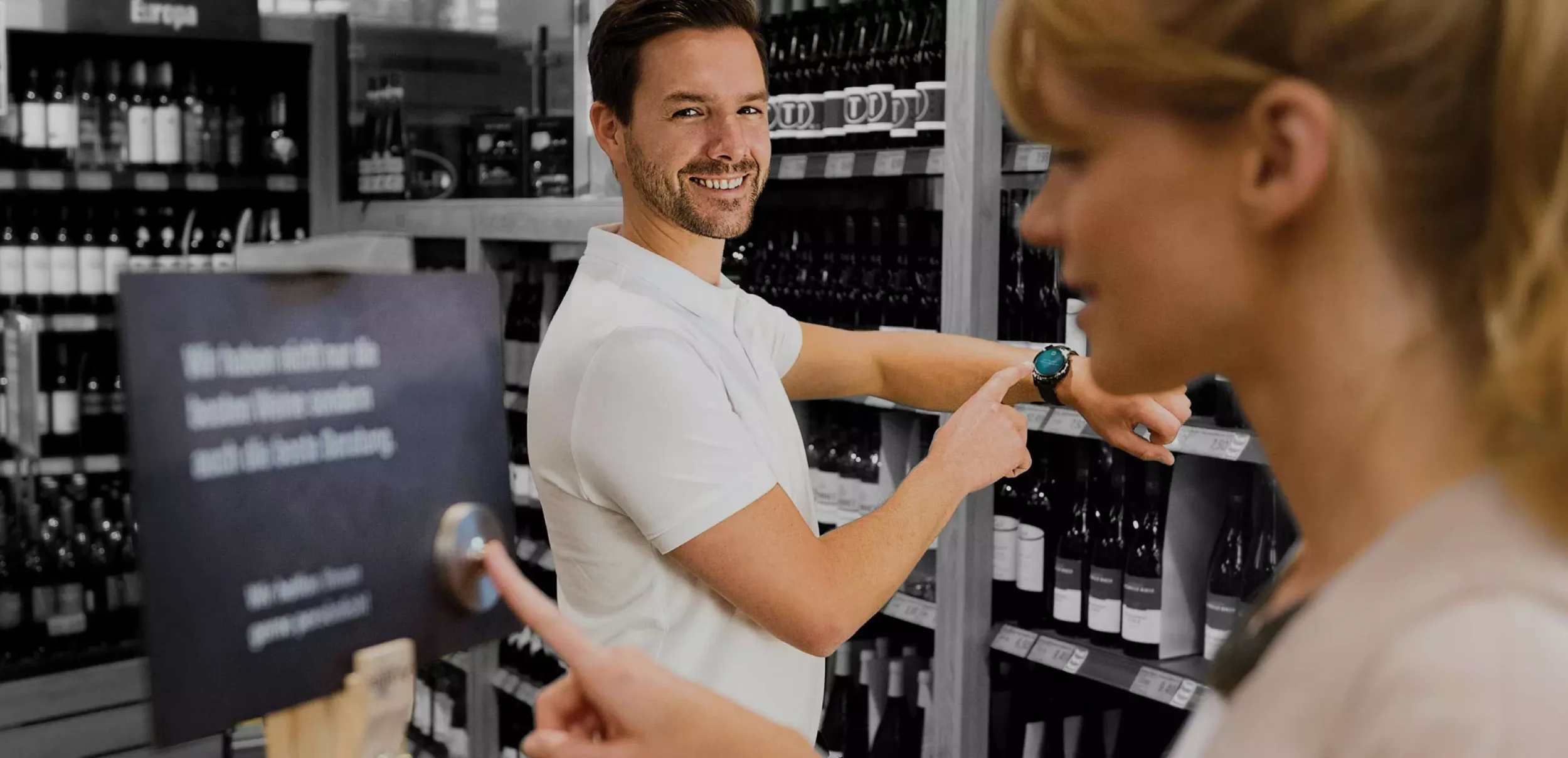 Edeka Kundin benutzt eine Service-Klingel, die über das ReAct Now System einen Mitarbeiter benachrichtigt