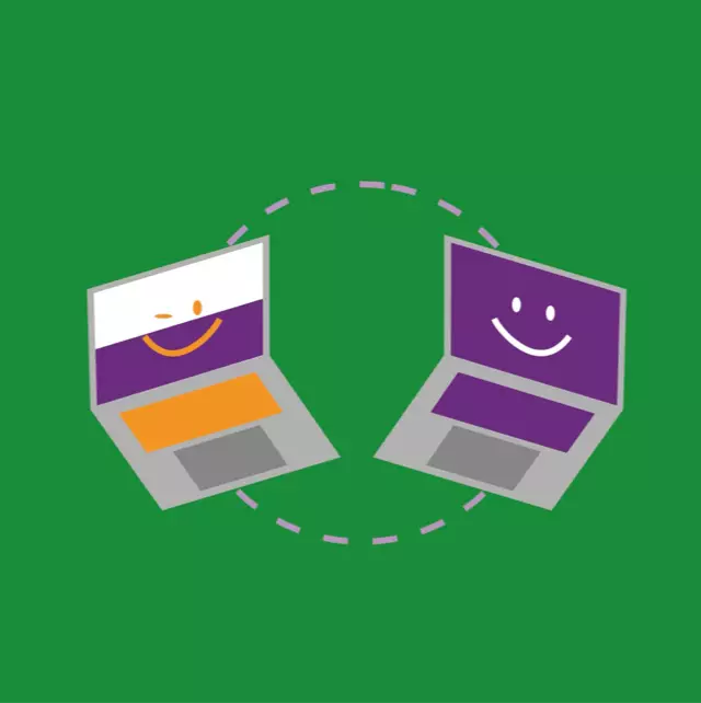 Zwei lächelnde Laptops gegenüberstehend, mit einer gestrichelten Linie, die eine Verbindung zwischen ihnen andeutet, auf einem grünen Hintergrund, symbolisch für Online-Kommunikation und -Verbindung.