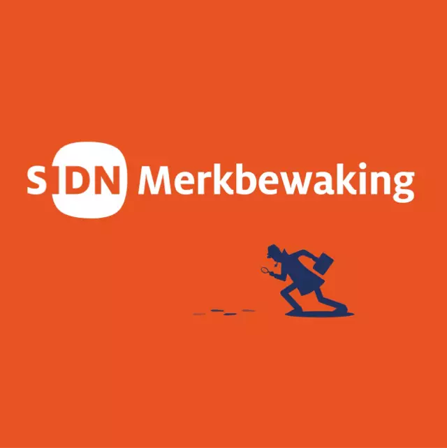 Logo von SDN Merkbewaking mit einer Illustration eines Detektivs mit Lupe, auf orange farbenem Hintergrund, symbolisch für die Überwachung und den Schutz von Marken.